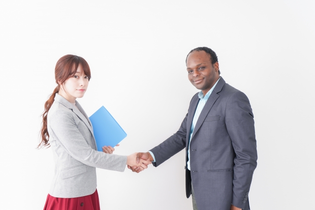 ビジネスマンが握手をしている様子の画像