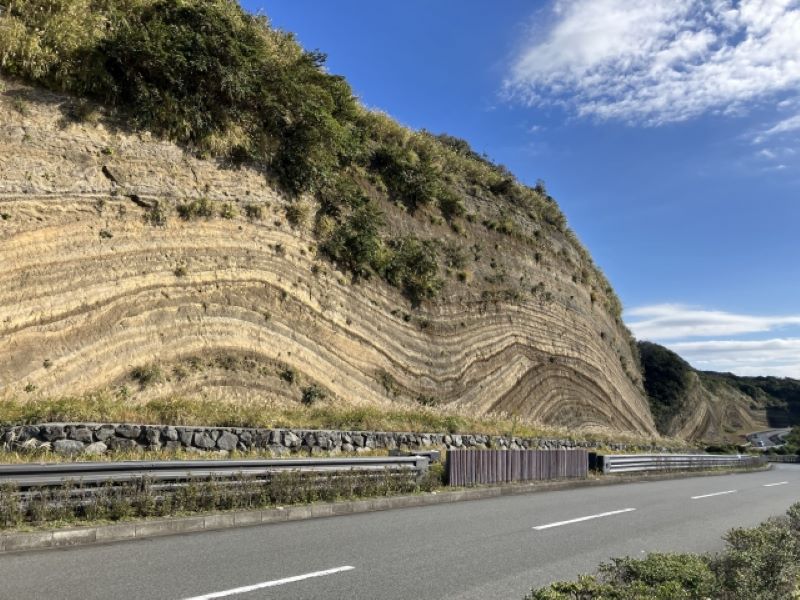 大島の地層切断面、砂や岩の積み重なりの様子